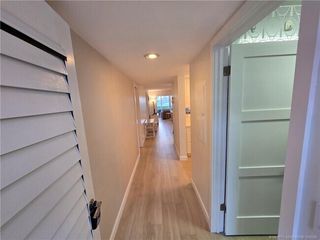 Building Photo - 484 NE Plantation Rd