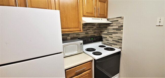 Building Photo - 49 Glade St