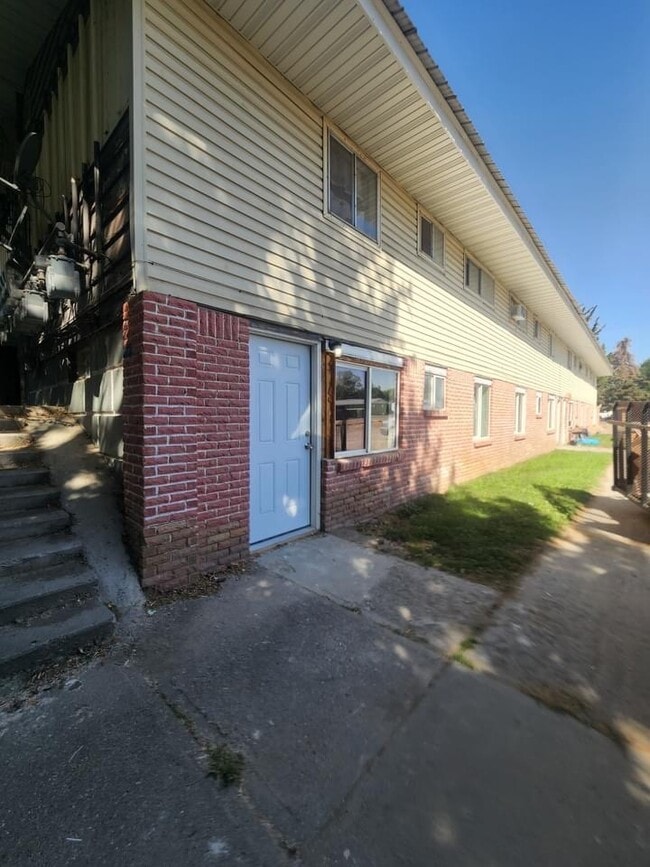 Building Photo - 217 E 5th St