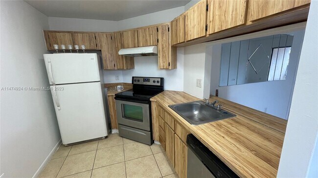 Building Photo - 20905 NE 8th Ct