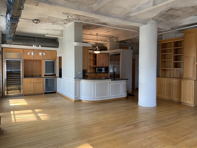 Building Photo - 801 S Wells St