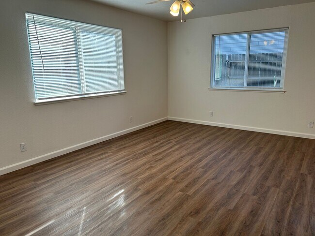 Foto del edificio - 582 Morgan Dr