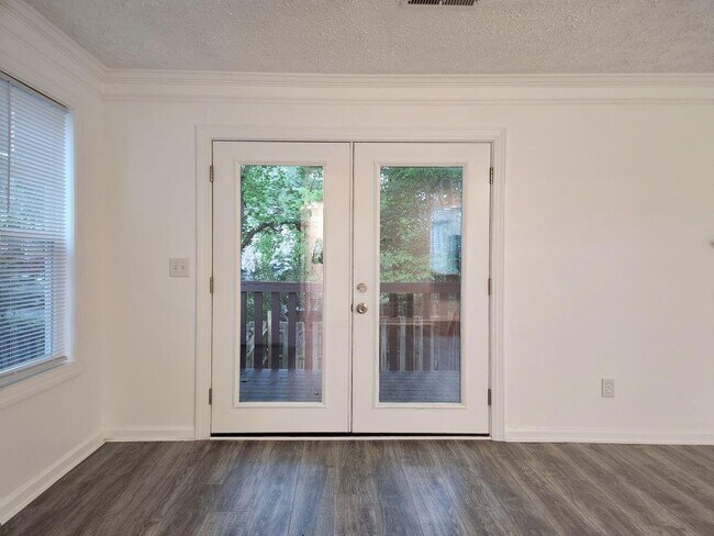 Foto del edificio - 6634 Meadow Green Cir