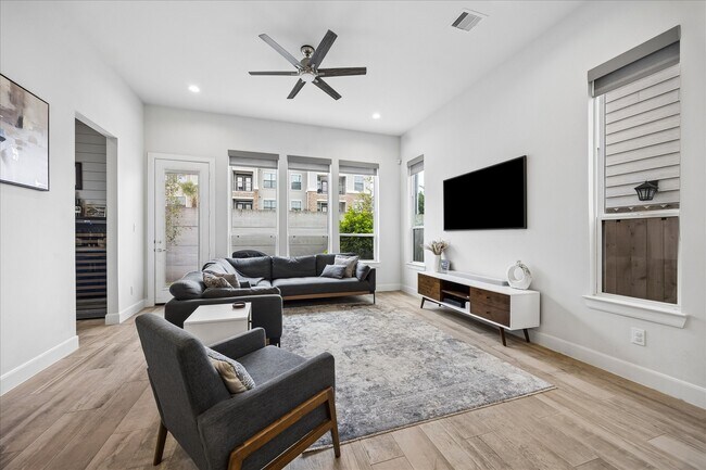 Building Photo - 2804 Grand Fountains Dr
