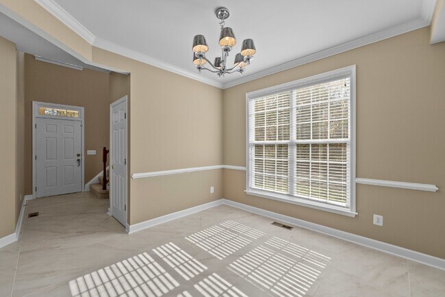 Building Photo - Embrace Elegant Living in Gainesville!
