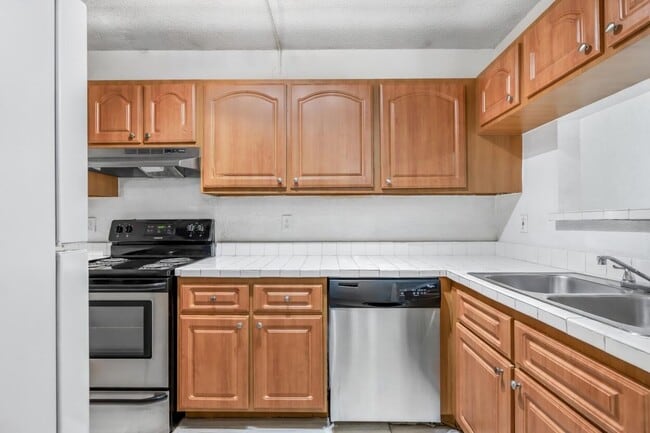 Building Photo - 2646 Riverside Dr