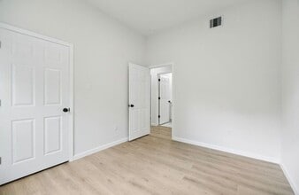 Building Photo - 422 New Hampshire St