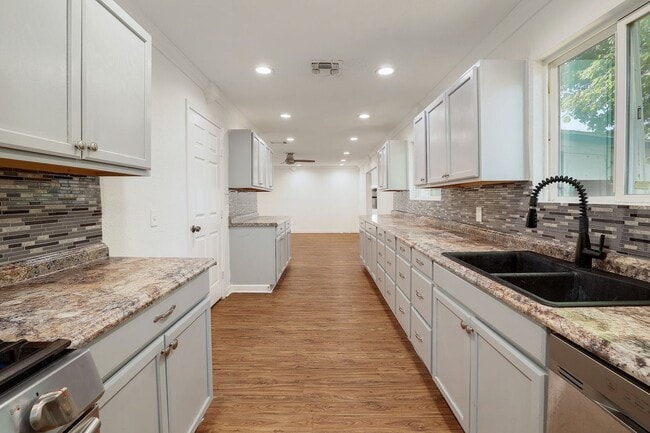 Building Photo - Spacious 3/2 home in South Austin