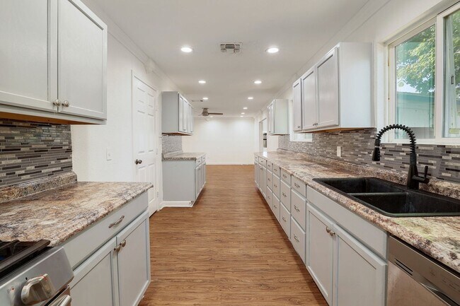 Foto del edificio - Spacious 3/2 home in South Austin