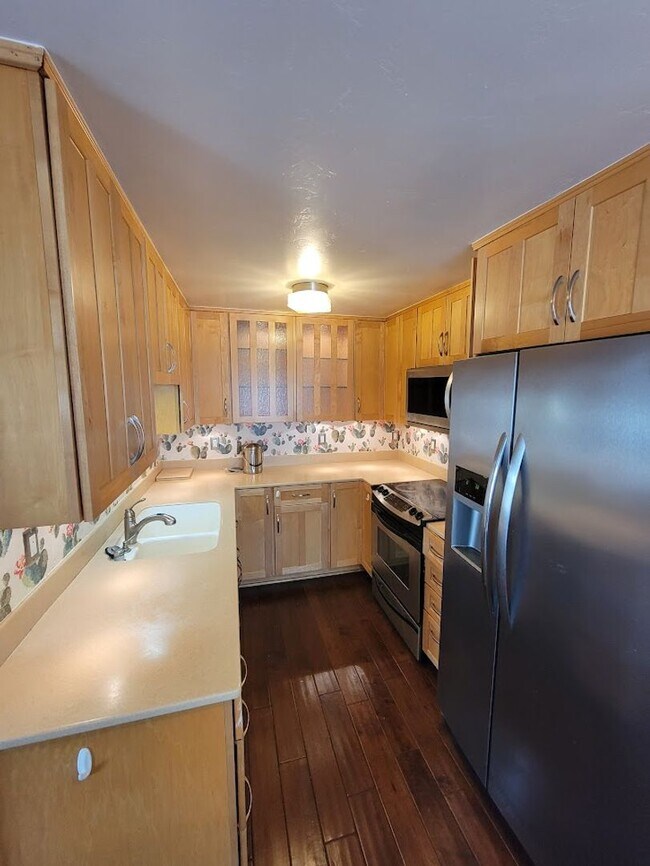 Building Photo - SPACIOUS MID-LEVEL 1BD/1BA LIVING SPACE WI...
