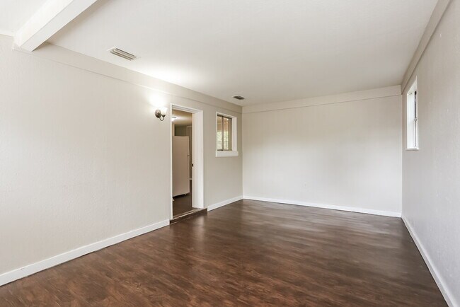 Foto del edificio - 6812 Hawkins Ct