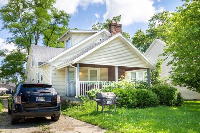 Building Photo - Large renovated house with detached garage