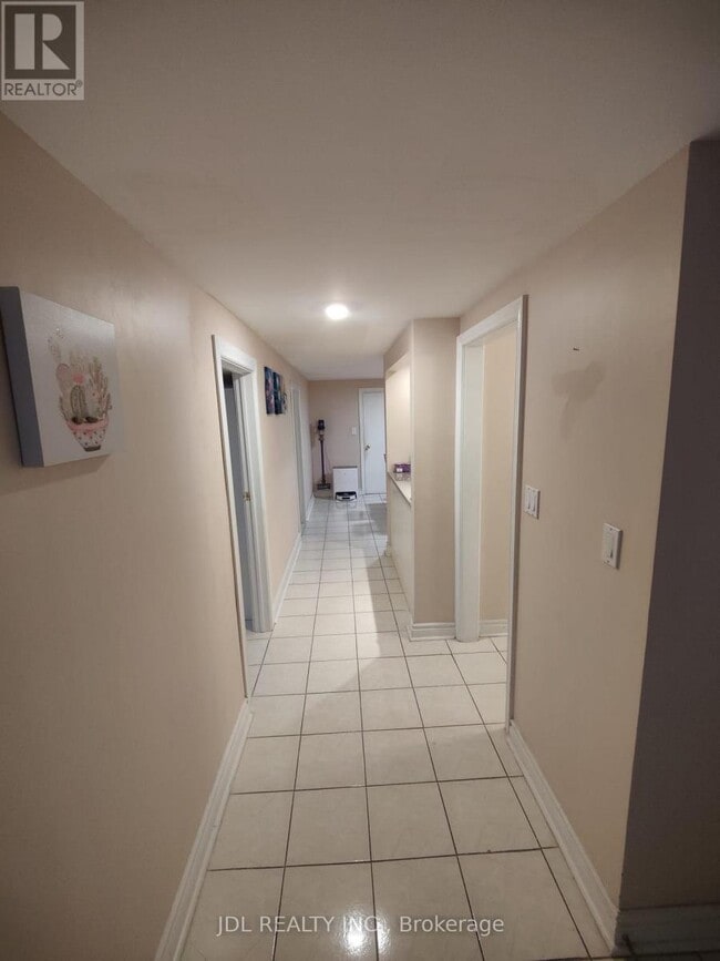 Building Photo - 30 Orangewood Crescent