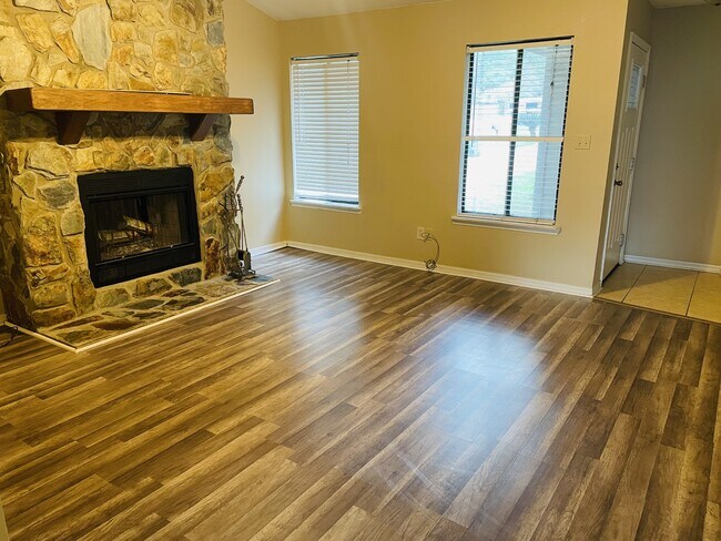 Foto del edificio - 5311 Water Valley Dr