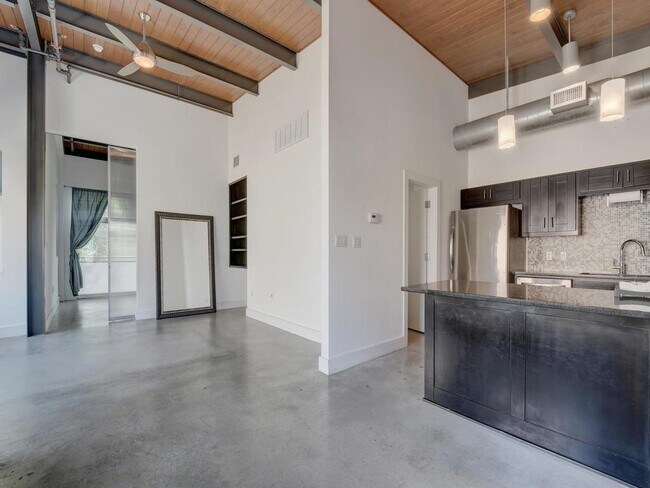 Foto del edificio - 2205 N Lamar Blvd
