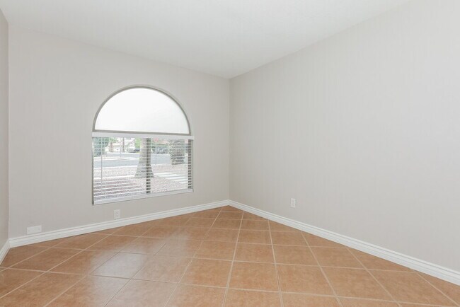 Building Photo - 1129 N Willow St