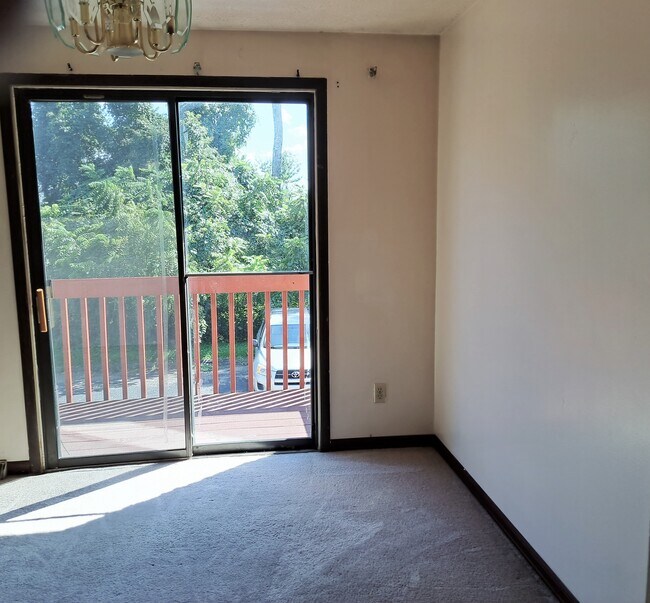 Comedor con vistas a una terraza privada y aparcamiento adicional para un segundo coche y coches de invitados. - 3812 Lebanon Church Rd