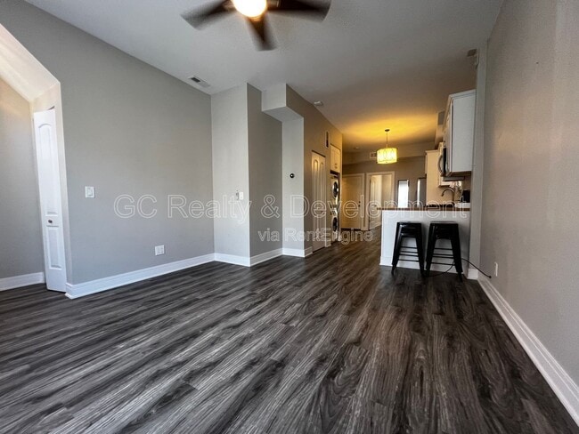 Foto del edificio - 1455 W Augusta Blvd