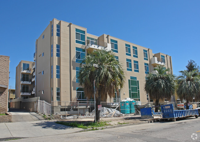 Building Photo - Oxford Plaza