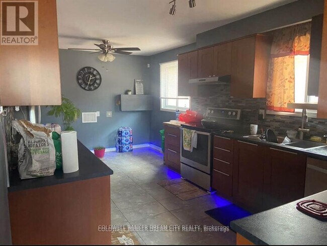 Building Photo - 8 Maplehurst Square