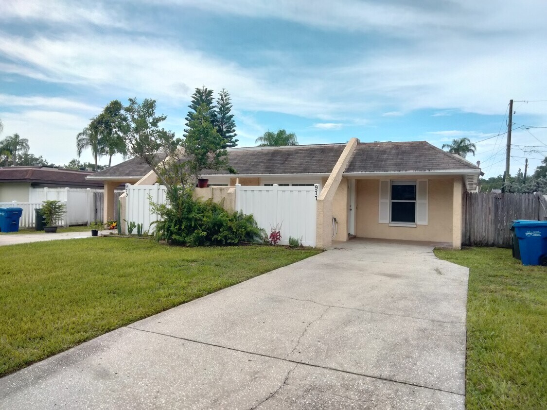 Duplex with patio and yard in the back - 977 2nd Ave NE