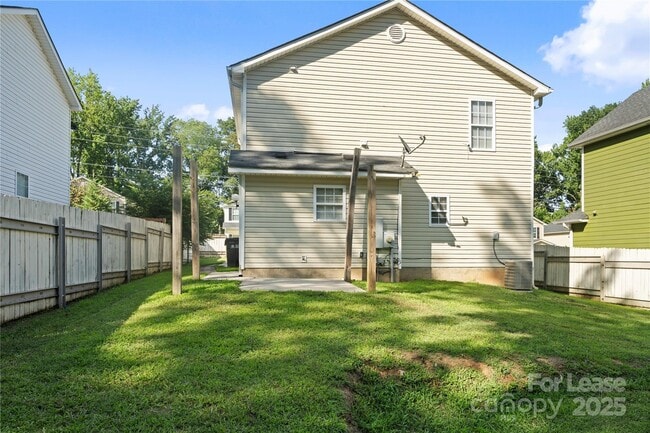 Building Photo - 717 Dawn Cir