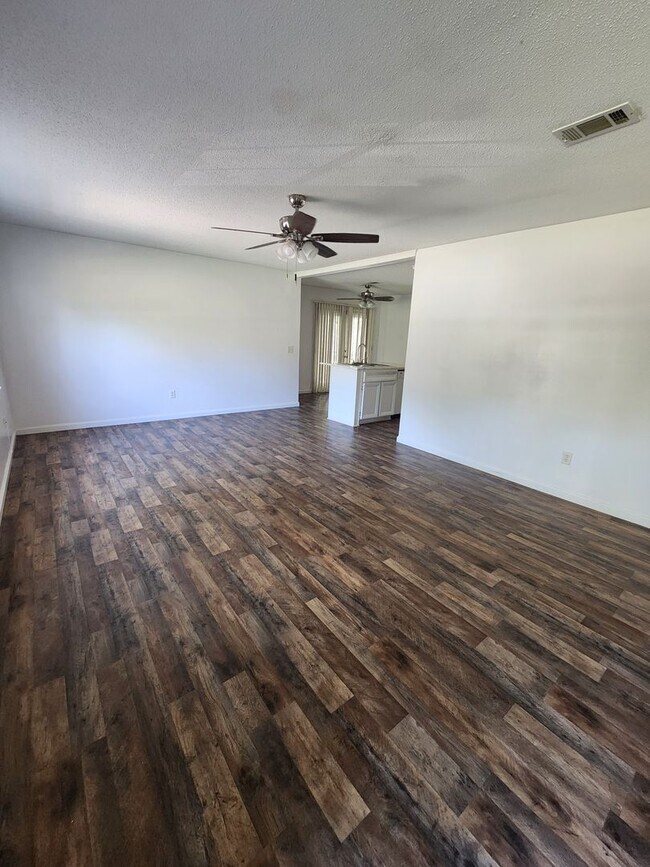 Building Photo - 1105 Kelly Dr