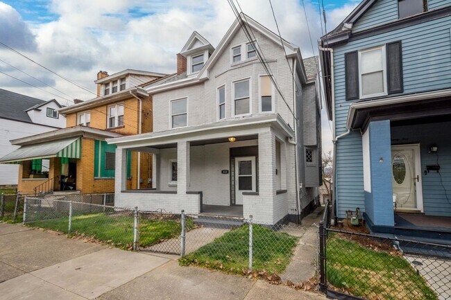 Building Photo - SPACIOUS 5 BEDROOM HOME AVAILABLE NOW IN H...