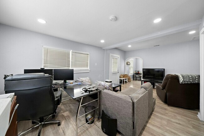 Foto del edificio - 1012 Broadway Ave