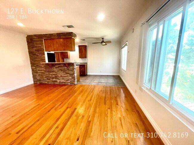 Foto del edificio - 127 E. Buckthorn-