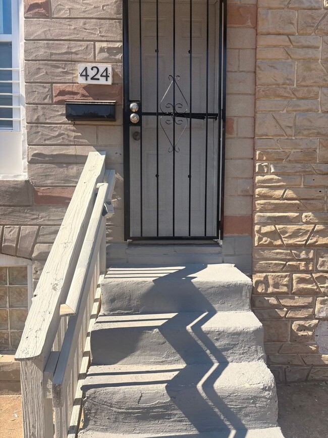 Building Photo - 424 N Rose St