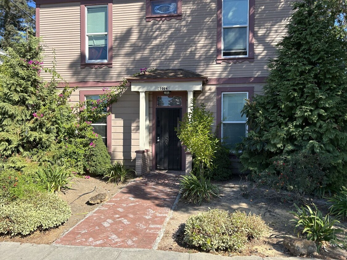 Foto principal - 1 Bedroom Upstairs Apartment on Napa Street