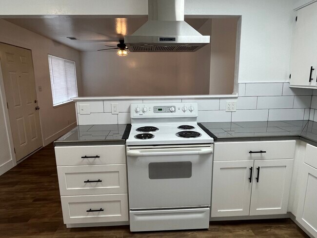 Kitchen - 1168 West Cir