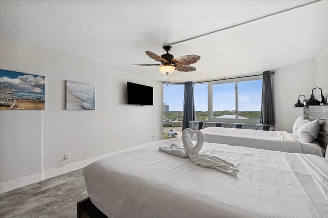 Building Photo - 8817 S Thomas Dr