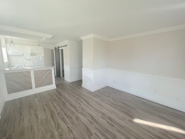 Building Photo - 1495 Gladstone Ave