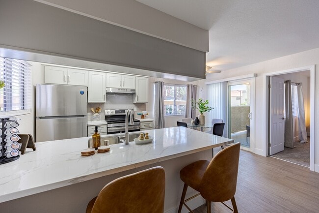 Cocina renovada en los apartamentos Sunset Winds en Henderson, NV 89014 - Sunset Winds Apartments