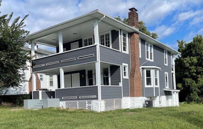 Building Photo - 3200 Elgin Ave