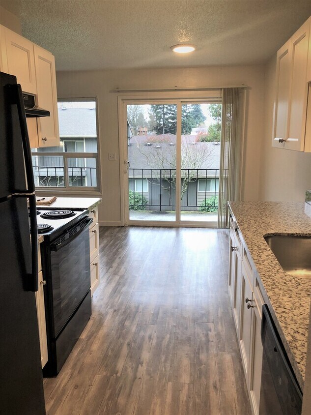 Primary Photo - Newly Renovated-No deposit+first 4 weeks FREE