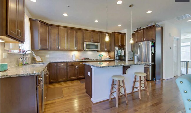 Foto del edificio - 517 Pebblebrook Ln