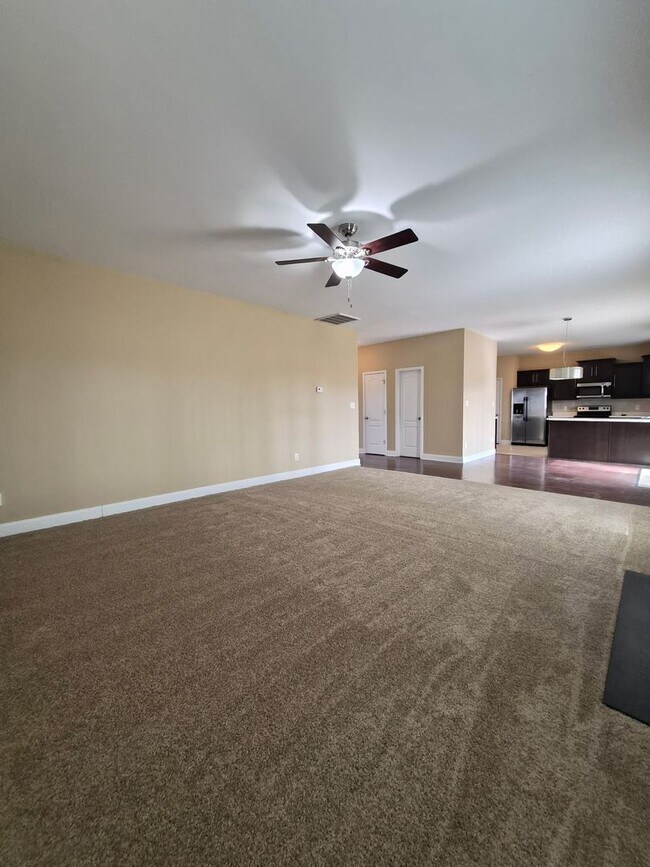 Building Photo - 4 bedroom 2.5 bathroom Home in Maidstone Park