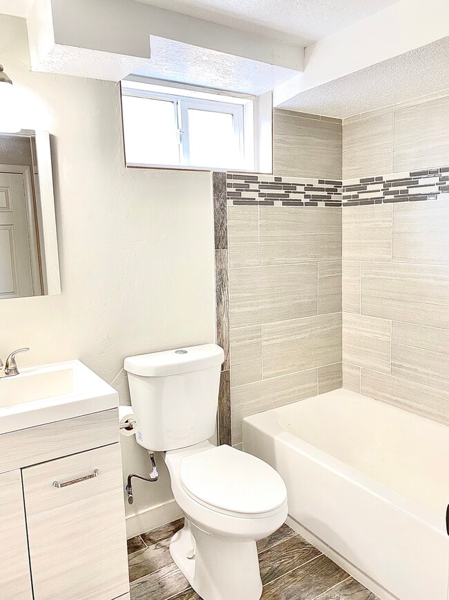 Building Photo - Roy Twinhome