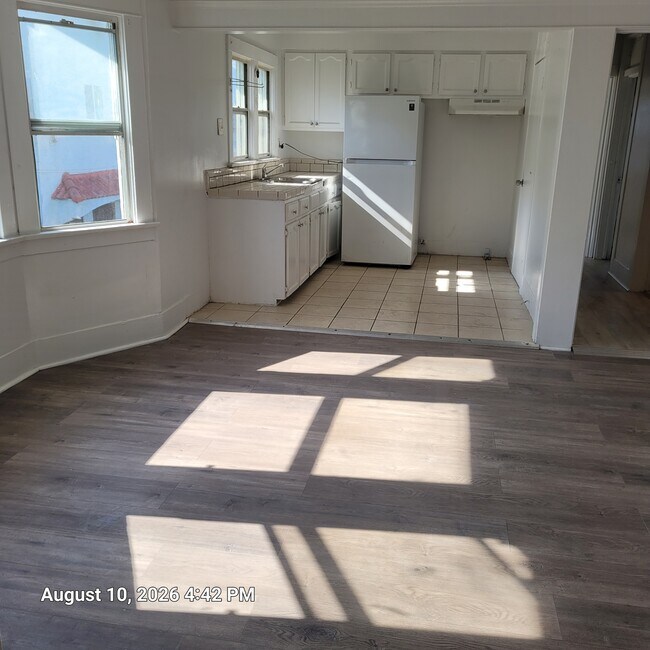 Building Photo - 833 W 42nd Pl