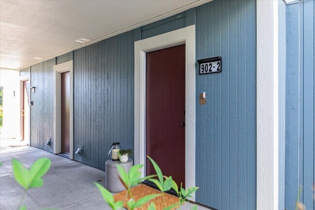 Building Photo - 902 Bacchus Rd