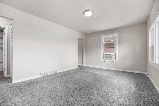 Building Photo - 1406 E 27th Ct