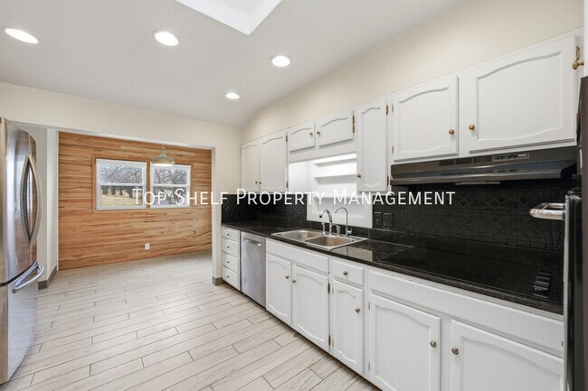 Building Photo - 502 Lacona Ave