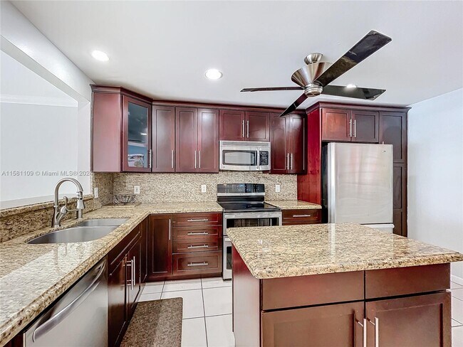 Foto del edificio - 4000 NE 168th St