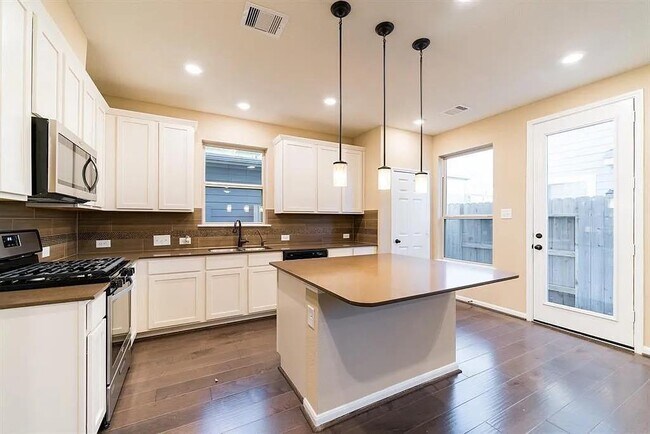 Foto del edificio - 1842 Commons Hill Ln
