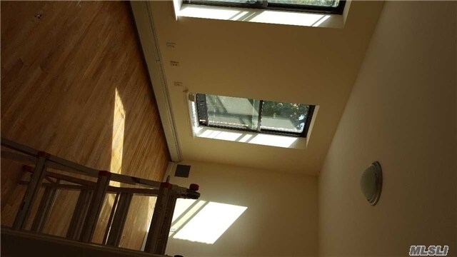 Foto del edificio - 584 Granville Payne Ave