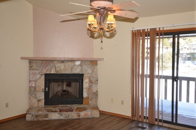 Building Photo - 3 Bedroom Townhome for Rent!