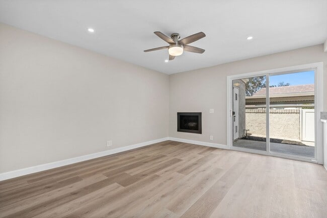 Building Photo - Large Modern Renovated 3 Bedroom 2.5 Bath ...